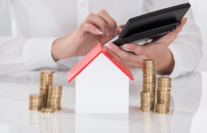 Femme calculant le projet concernant son logement