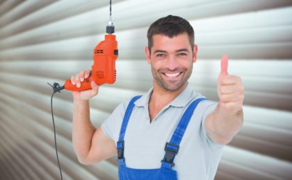 Homme souriant réparant des volets