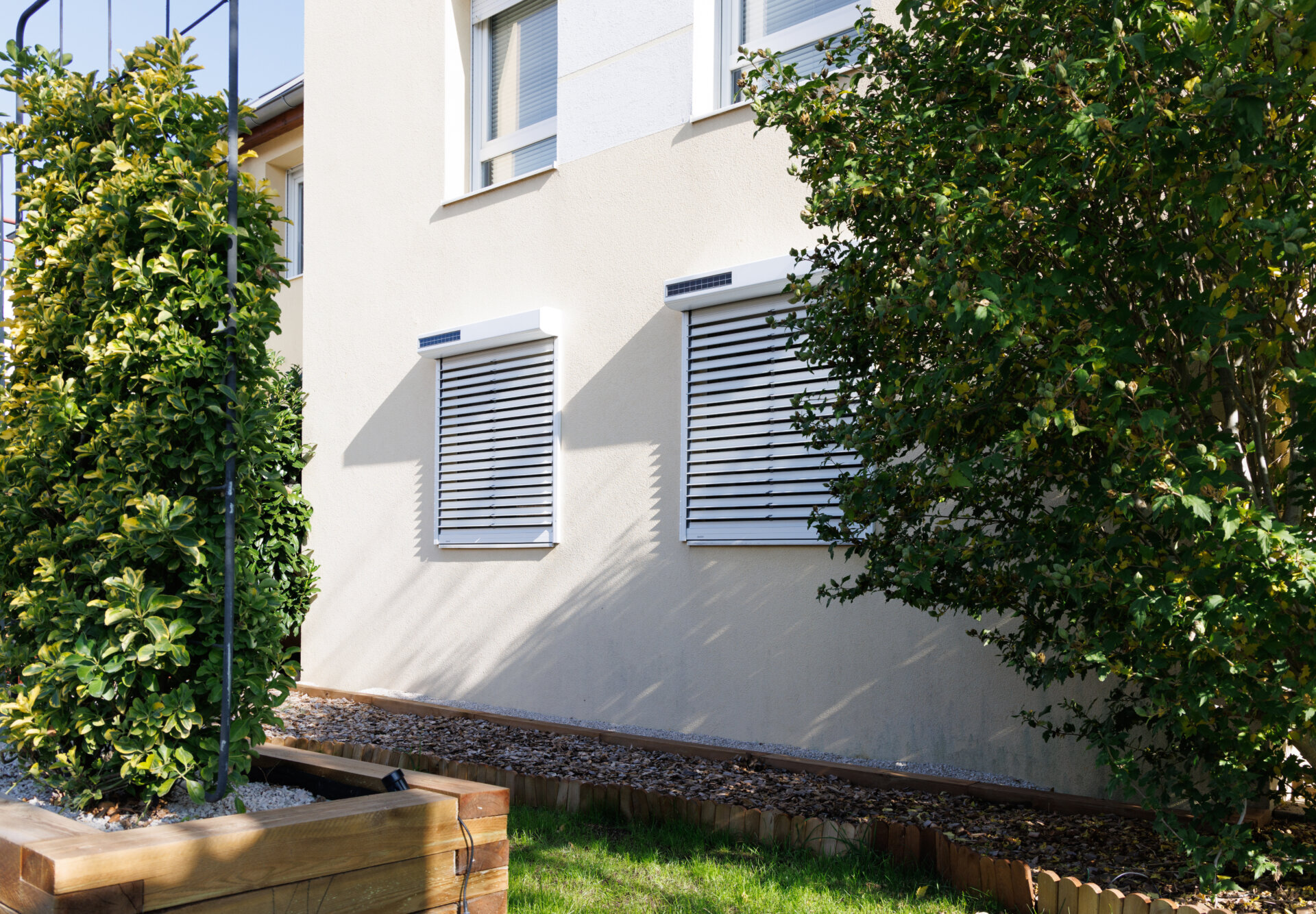 Volet roulant solaire Bubendorff MONO OR - vue extérieure maison contemporaine