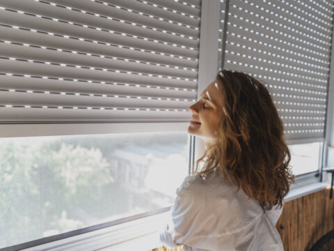 MOSTIX verticale vue intérieure femme